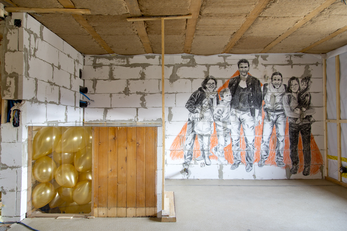 Installation with golden balloons by Tim Leyendekker, Wall drawing by Line Marquis - Photo : Pauline Aellen